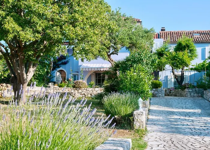 House With Sea View And Garden In 招待所 3*