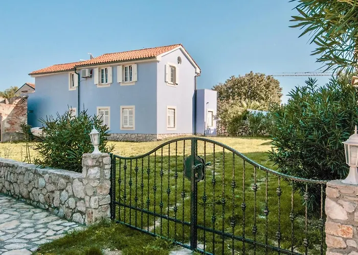 House With Sea View And Garden In 招待所