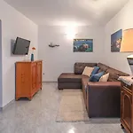 House With Sea View&garden In Nerezine