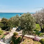 House With Sea View&garden In 3* Nerezine