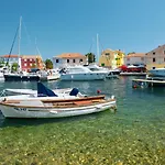 House With Sea View&garden In 3* Nerezine