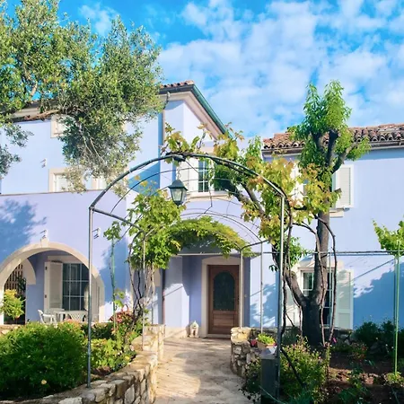 House With Sea View And Garden In 3*