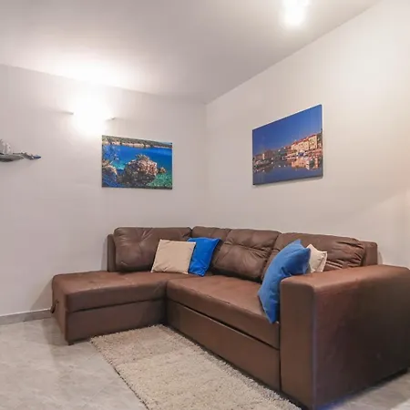 House With Sea View&garden In 3* Nerezine