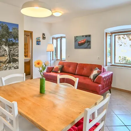 House With Sea View&garden In 3* Nerezine