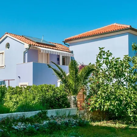 House With Sea View And Garden In Гостевой дом