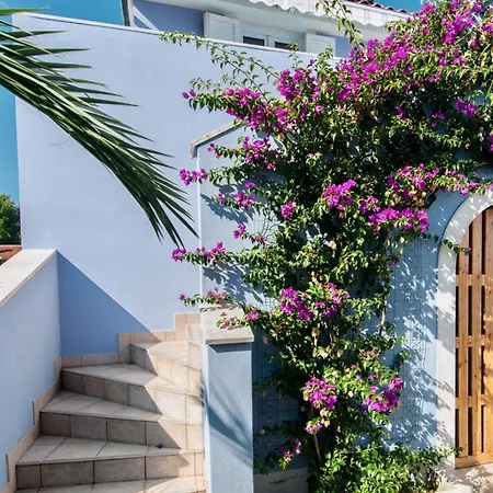 House With Sea View And Garden In Гостевой дом 3*