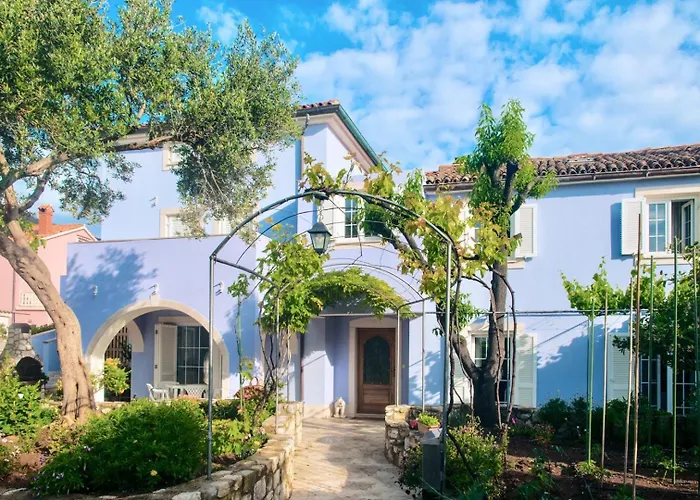 House With Sea View And Garden In 3*