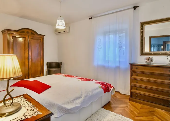 House With Sea View And Garden In Гостевой дом Нерезине