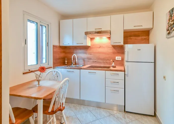 House With Sea View And Garden In Гостевой дом Нерезине