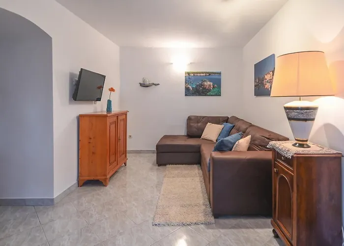 House With Sea View And Garden In Нерезине