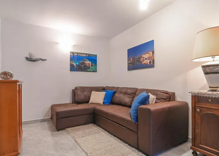 House With Sea View&garden In 3* Nerezine