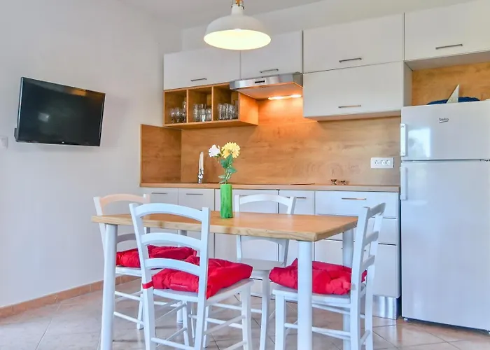 House With Sea View And Garden In Гостевой дом