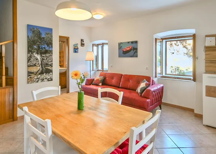 House With Sea View And Garden In 3* Нерезине