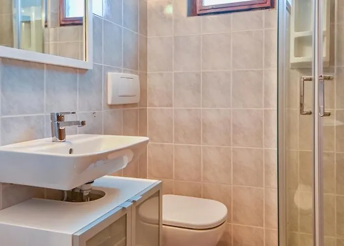 House With Sea View And Garden In Гостевой дом Нерезине