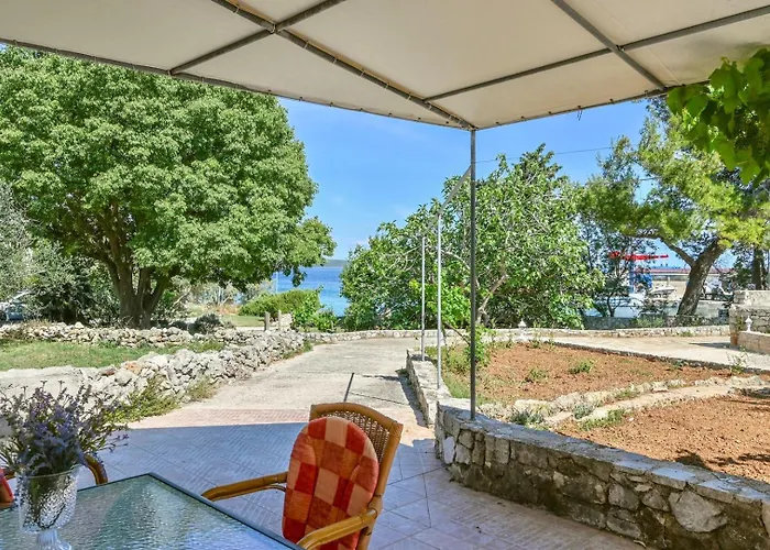 House With Sea View And Garden In Нерезине