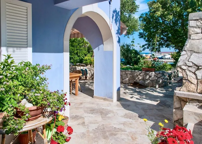 House With Sea View And Garden In Гостевой дом