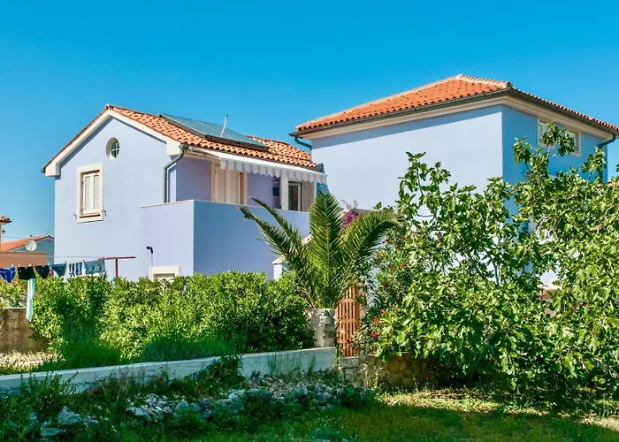 House With Sea View And Garden In Гостевой дом