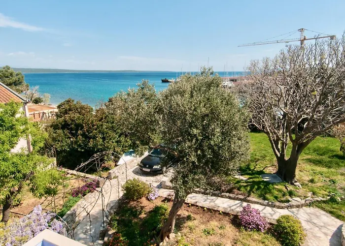 House With Sea View And Garden In 3* Нерезине