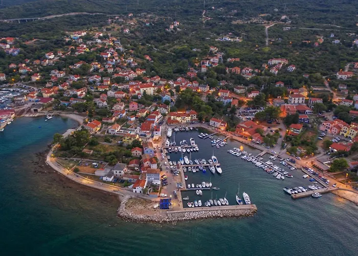 House With Sea View And Garden In 3* Нерезине