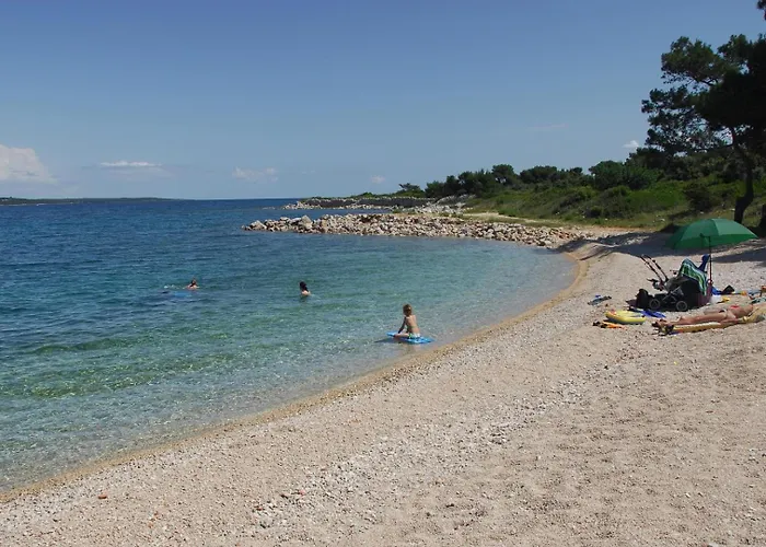 House With Sea View And Garden In Нерезине