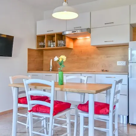 House With Sea View And Garden In בית הארחה