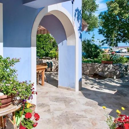 House With Sea View And Garden In בית הארחה